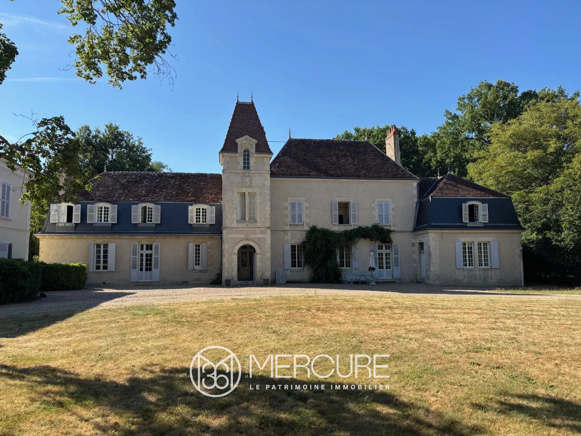 Near Vatan – 30-hectare estate with château and extensive outbuildings - 21722CL