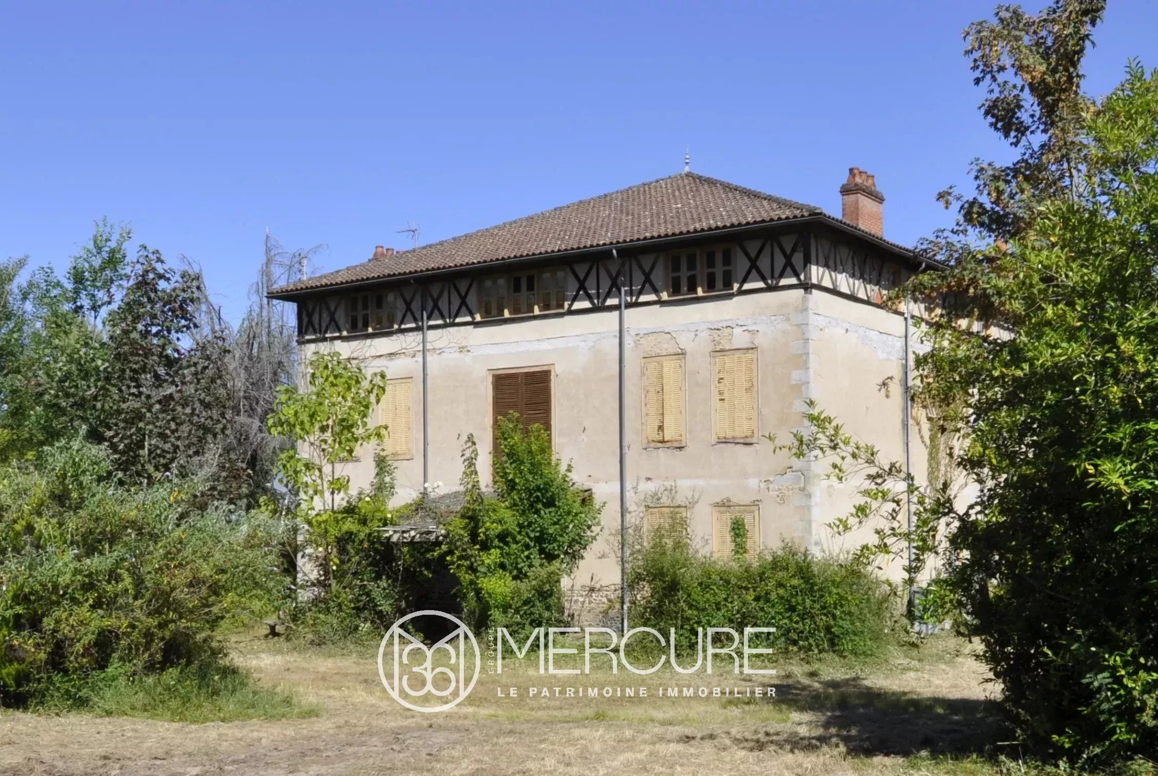 BEAUTIFUL PROPERTY WITH OUTBUILDINGS IN A PARK - PE21699LI