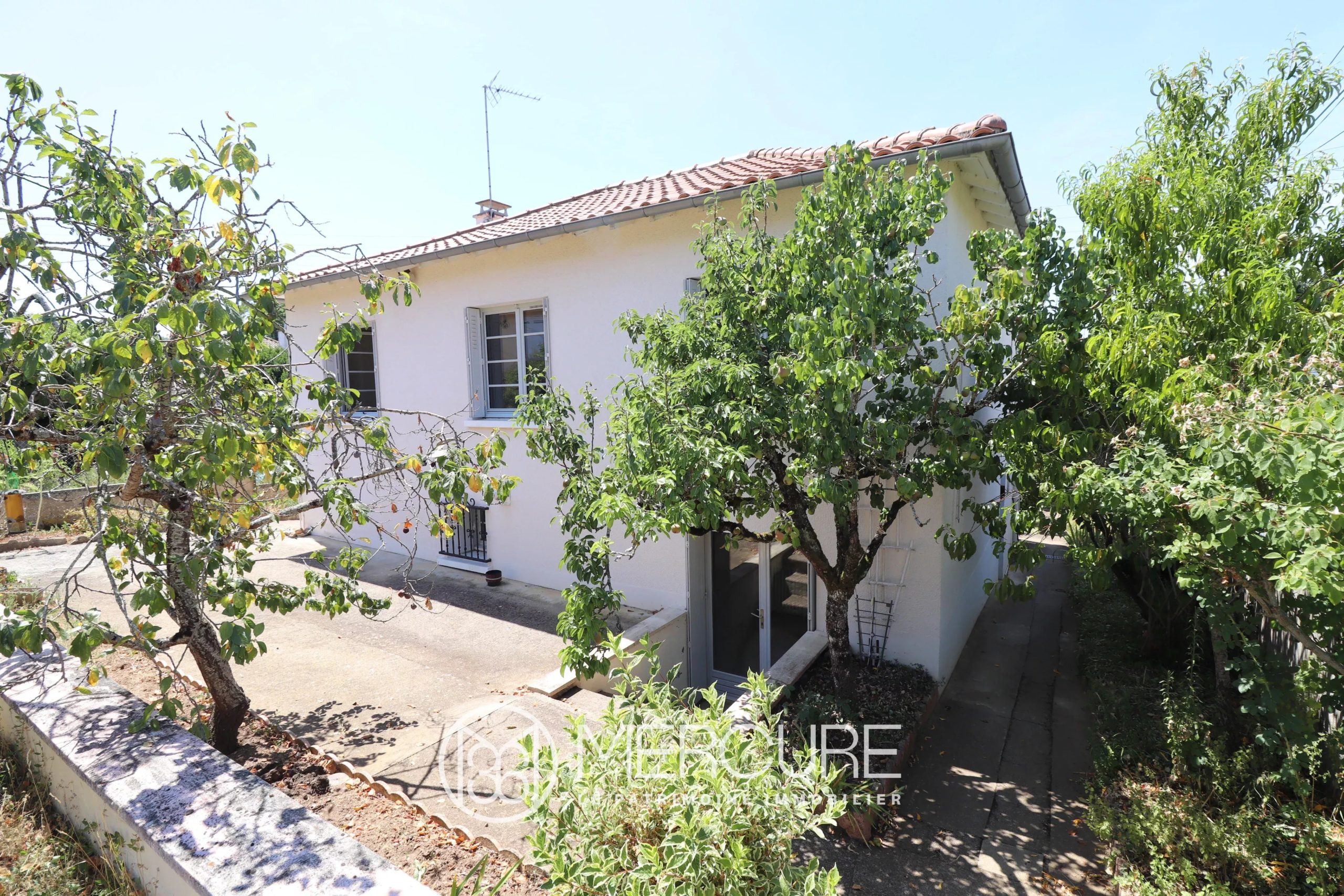 Maison familiale avec jardin arboré et nombreuses chambres - 10405PO