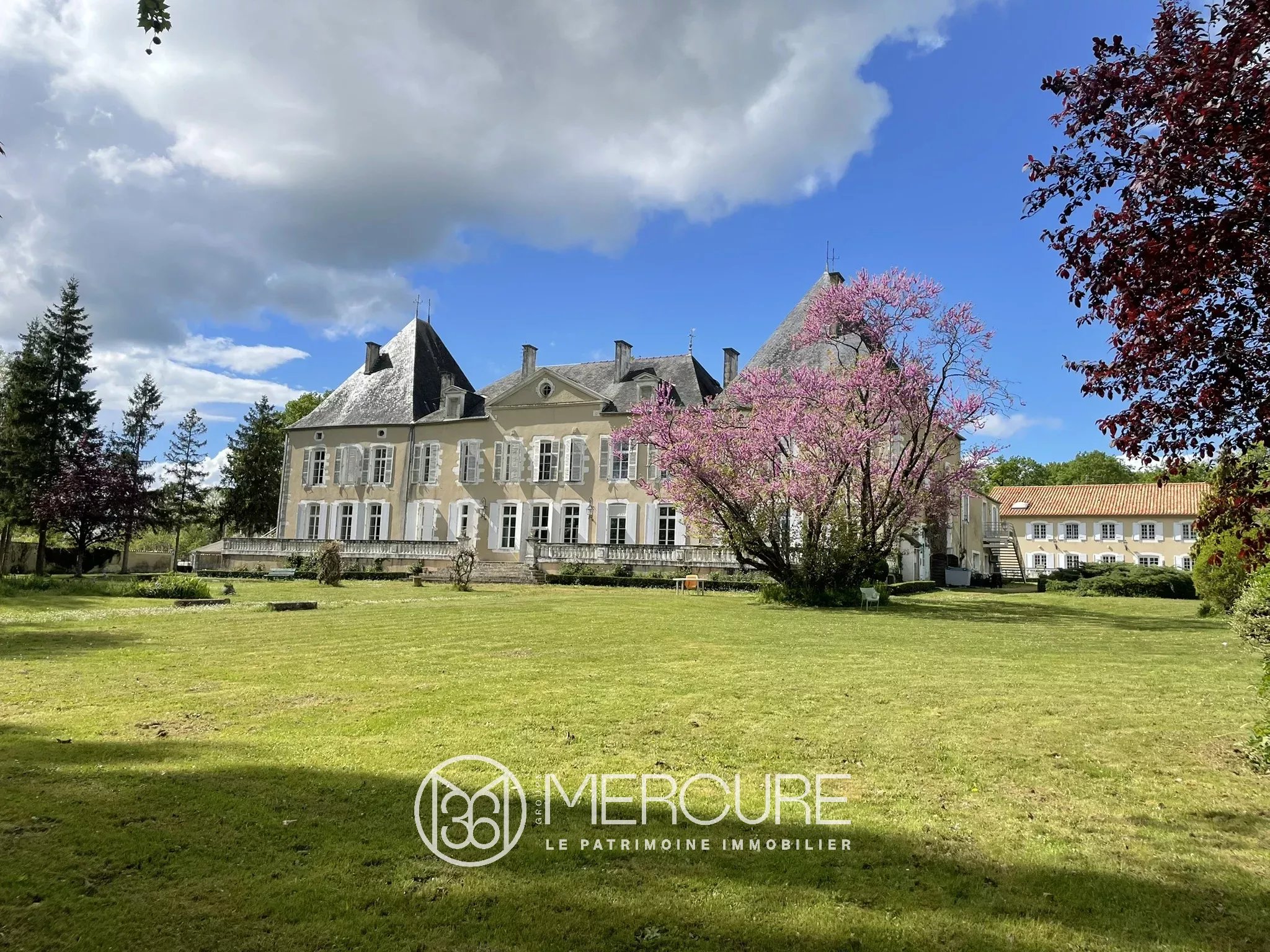 An exceptional property – a 17th/18th-century château and 4.58-hectare estate at the doors of the Marais Poitevin - 10381PO