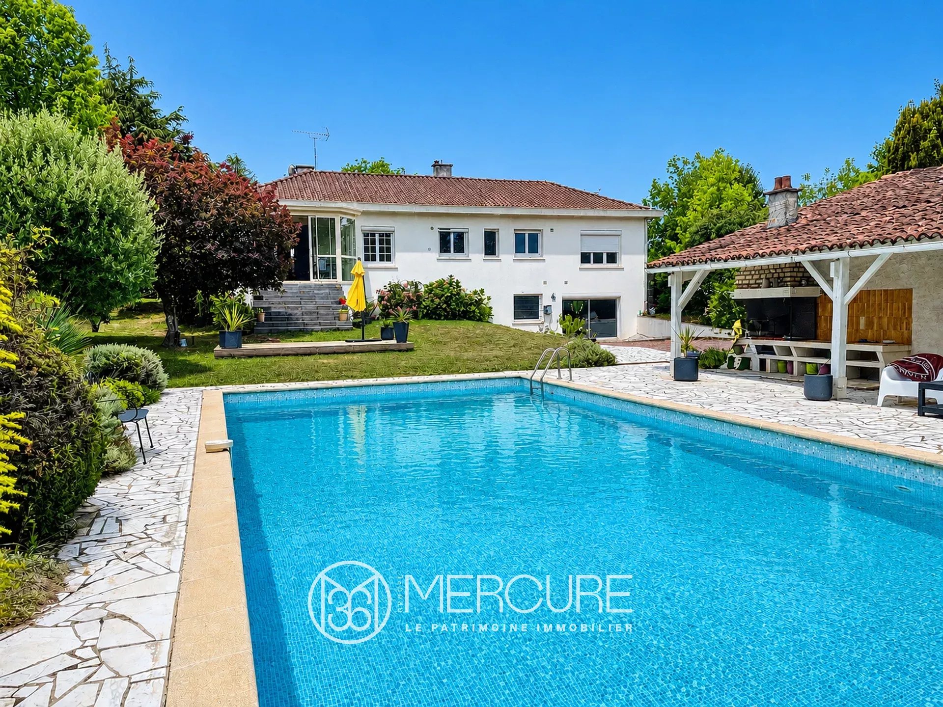 HOUSE IN CALM SETTING WITH OUTBUILDINGS AND POOL - 10091PO