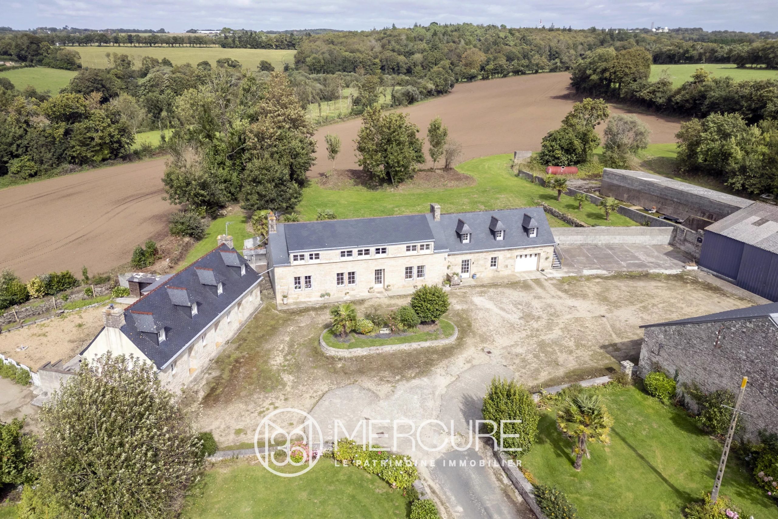 PRES DE QUIMPER- ANCIENNE FERME DE TROIS LONGERES ET HANGARS SUR 1,4 HA - 21359BR