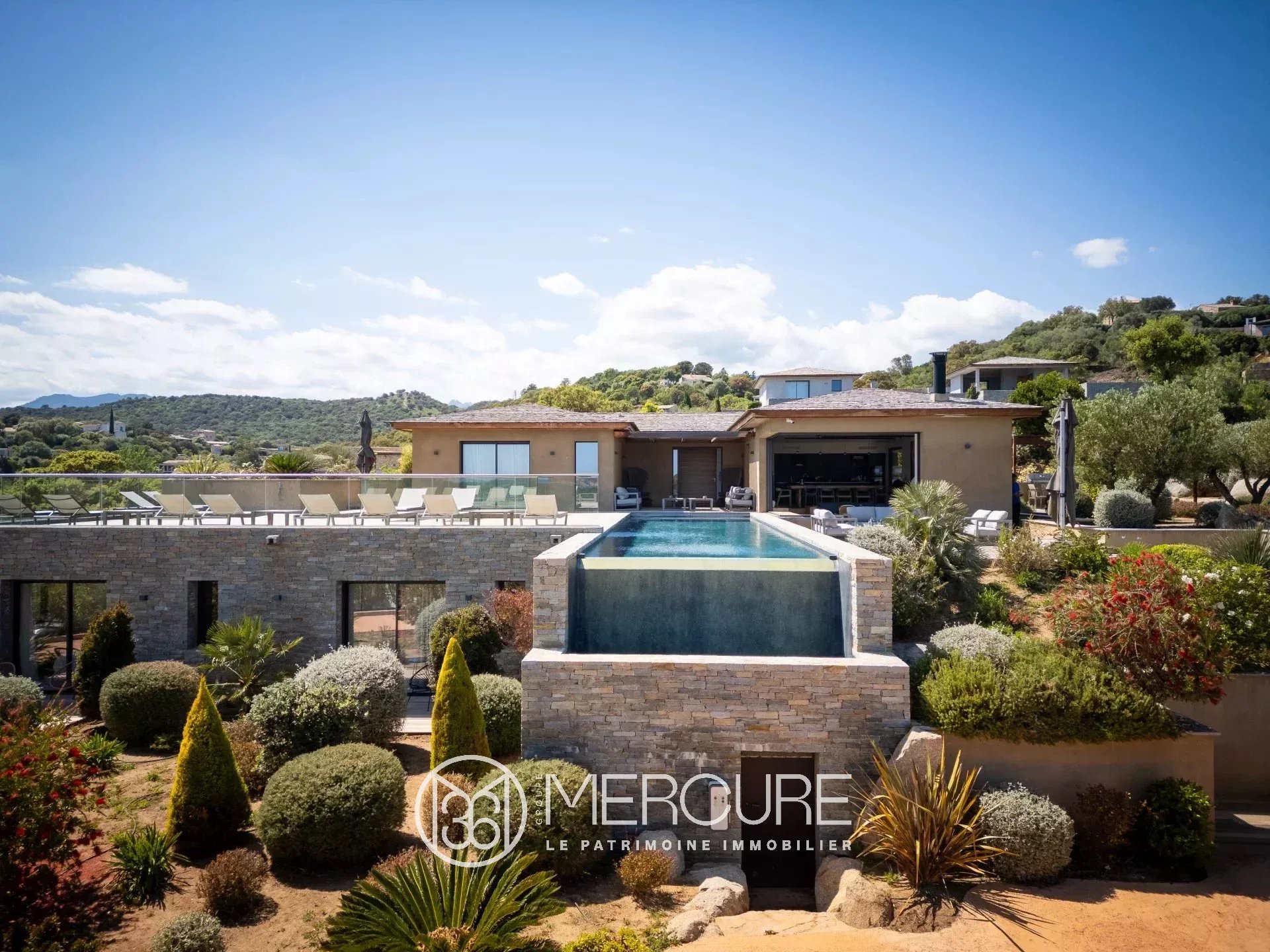MAGNIFIQUE VILLA PROCHE DES PLAGES – VUE REMARQUABLE - 21739CO