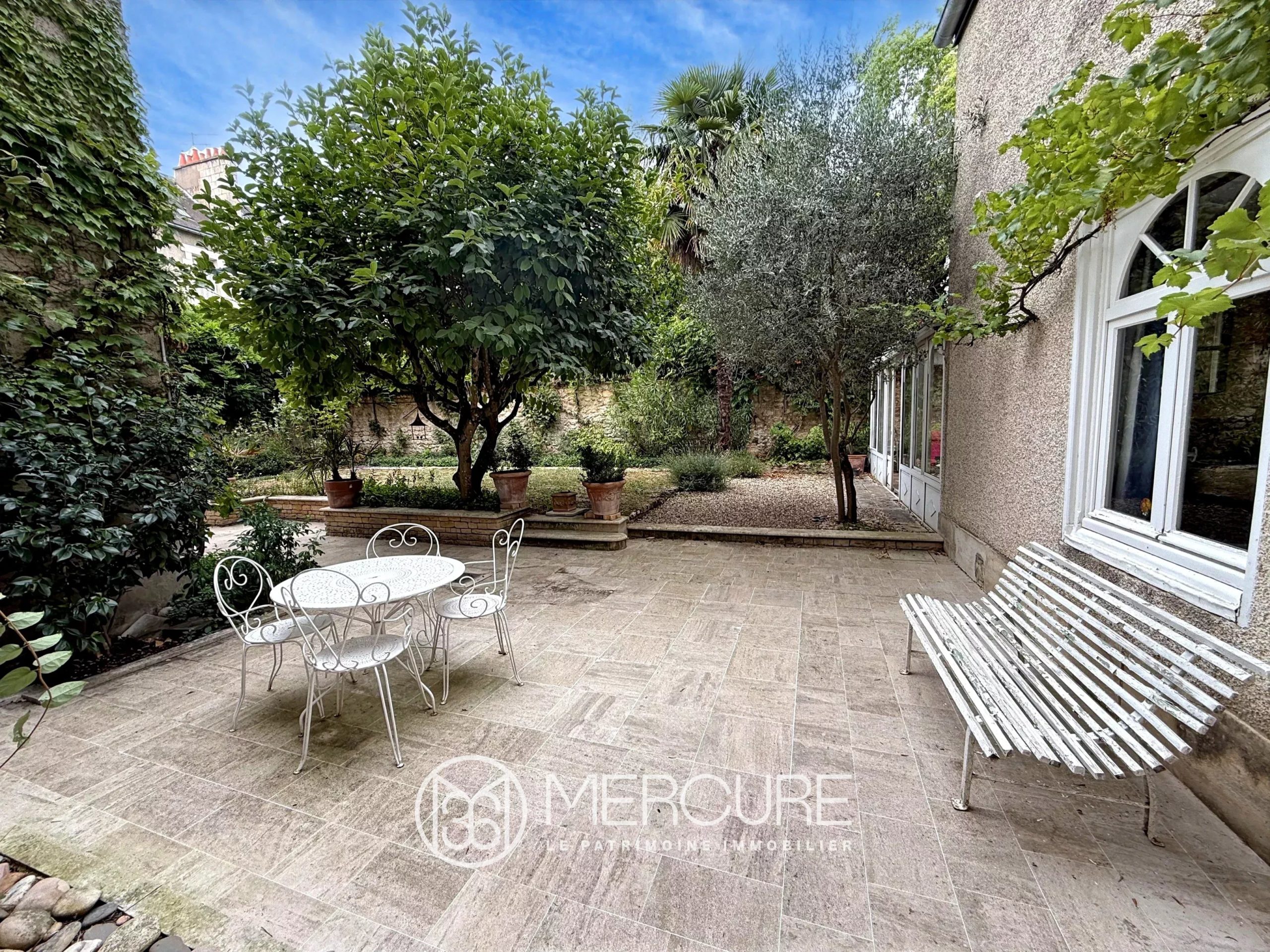 Appartement de 253 m² avec JARDIN et GARAGES - 10417PO