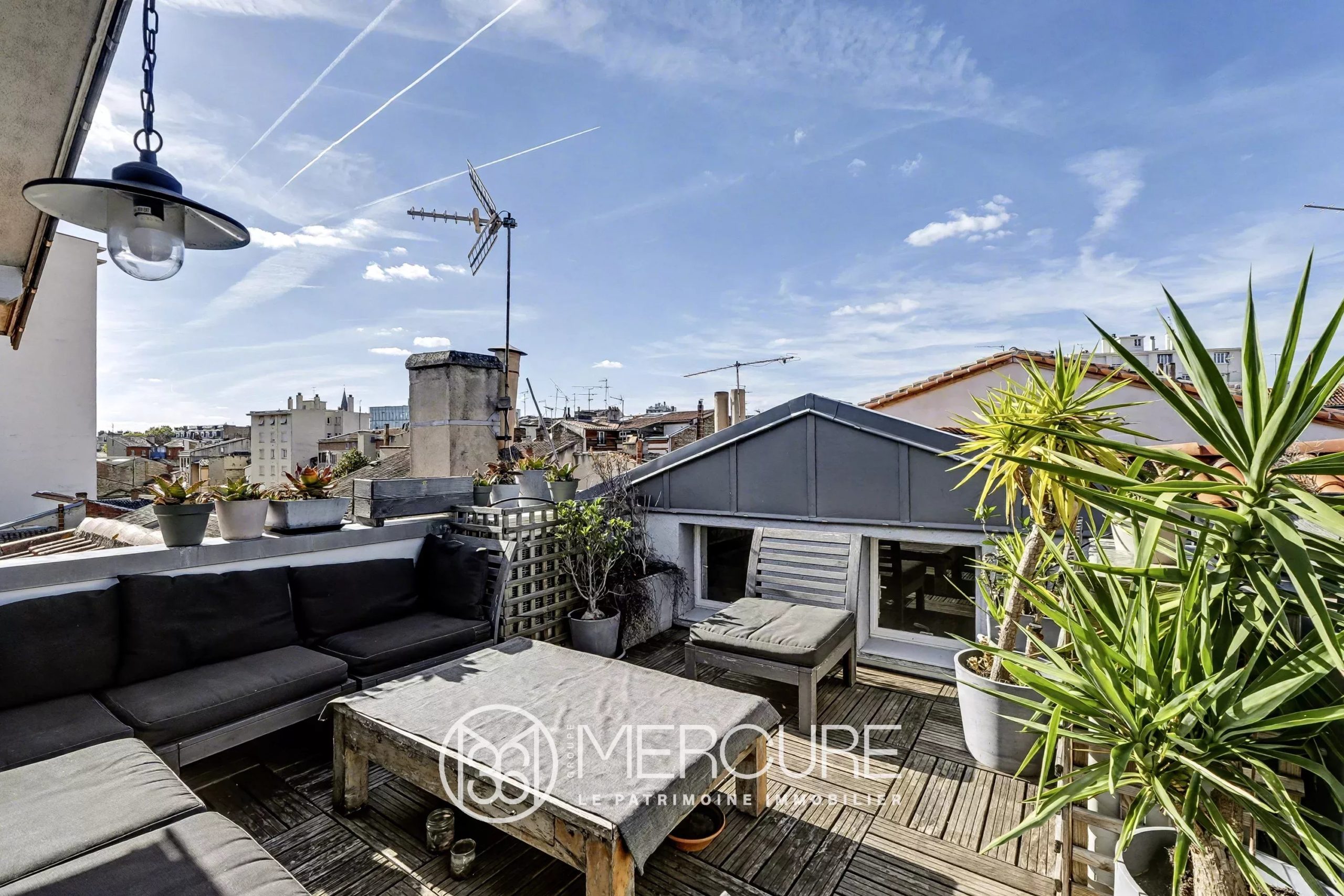 APPARTEMENT AVEC TERRASSE SUR LES TOITS – GARAGE - 9264TS