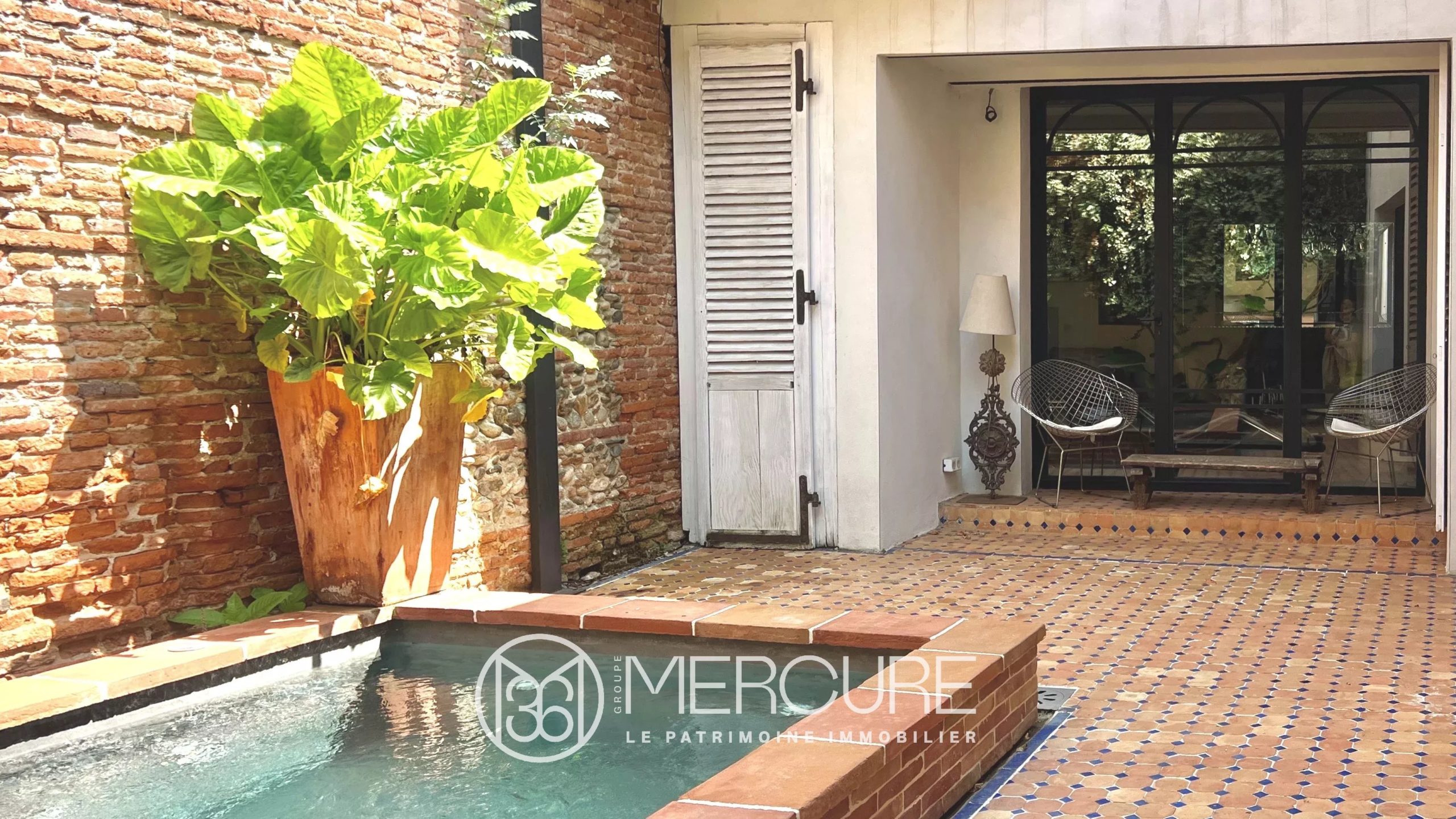 MAISON INSOLITE AVEC PISCINE - 9381TS