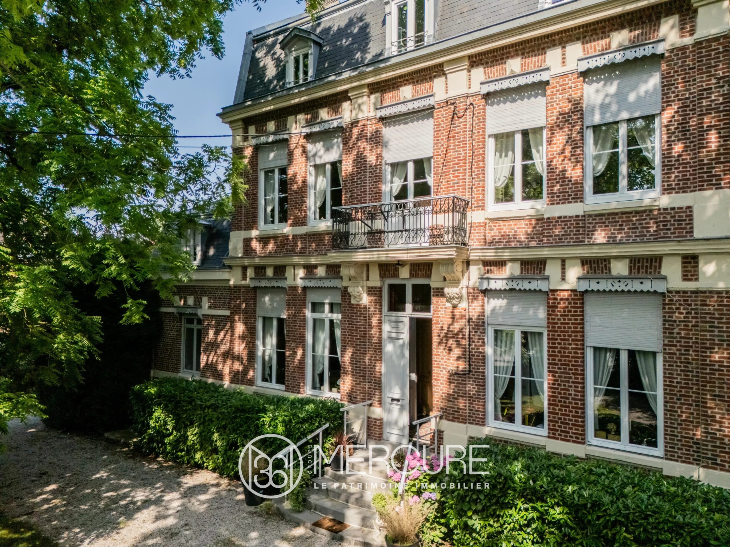 Manoir historique, maison- atelier loft et parc de 3 hectares - 21700NC