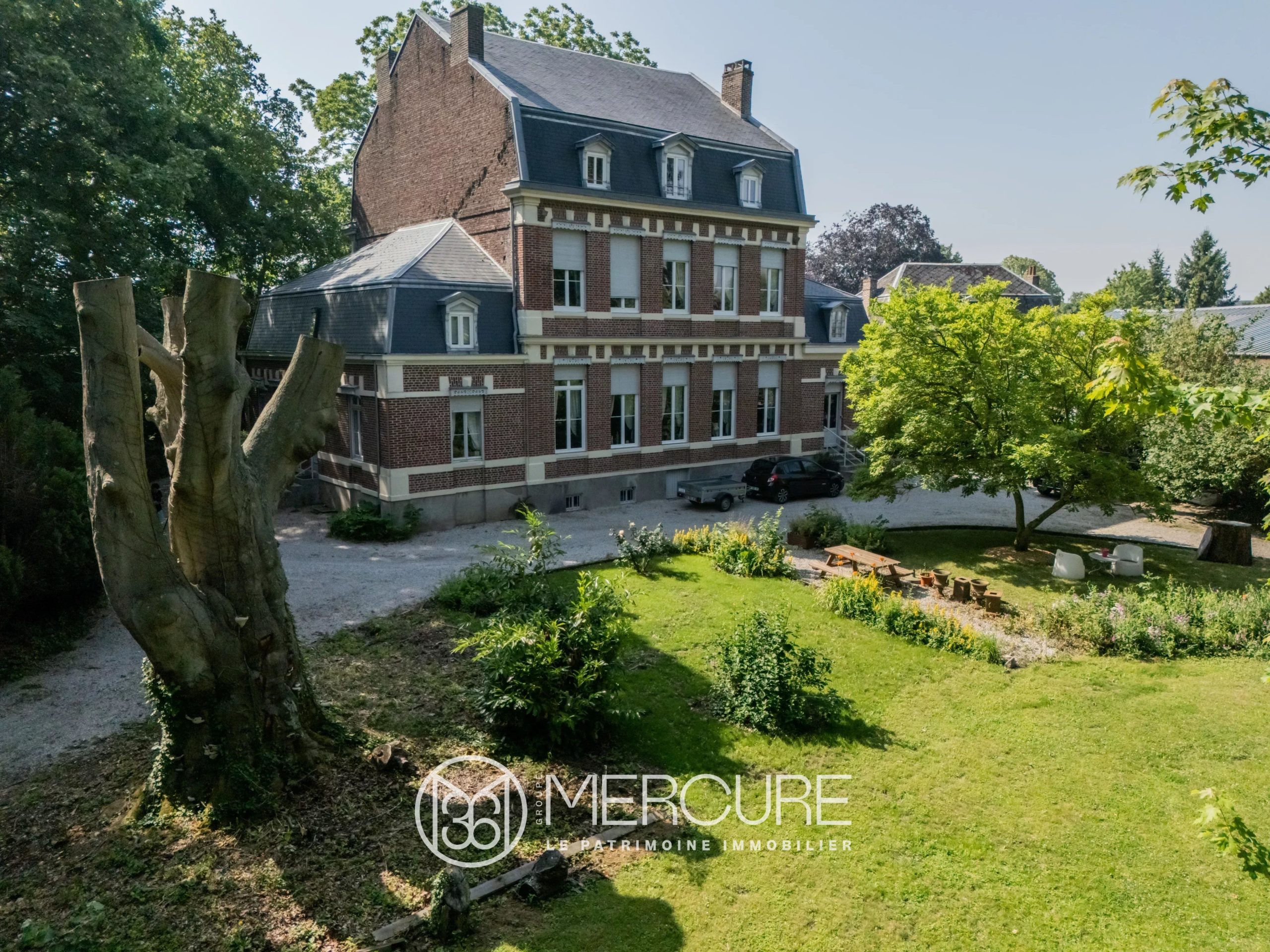 Historic manor, loft-style house and studio, and 3-hectare park - 21700NC
