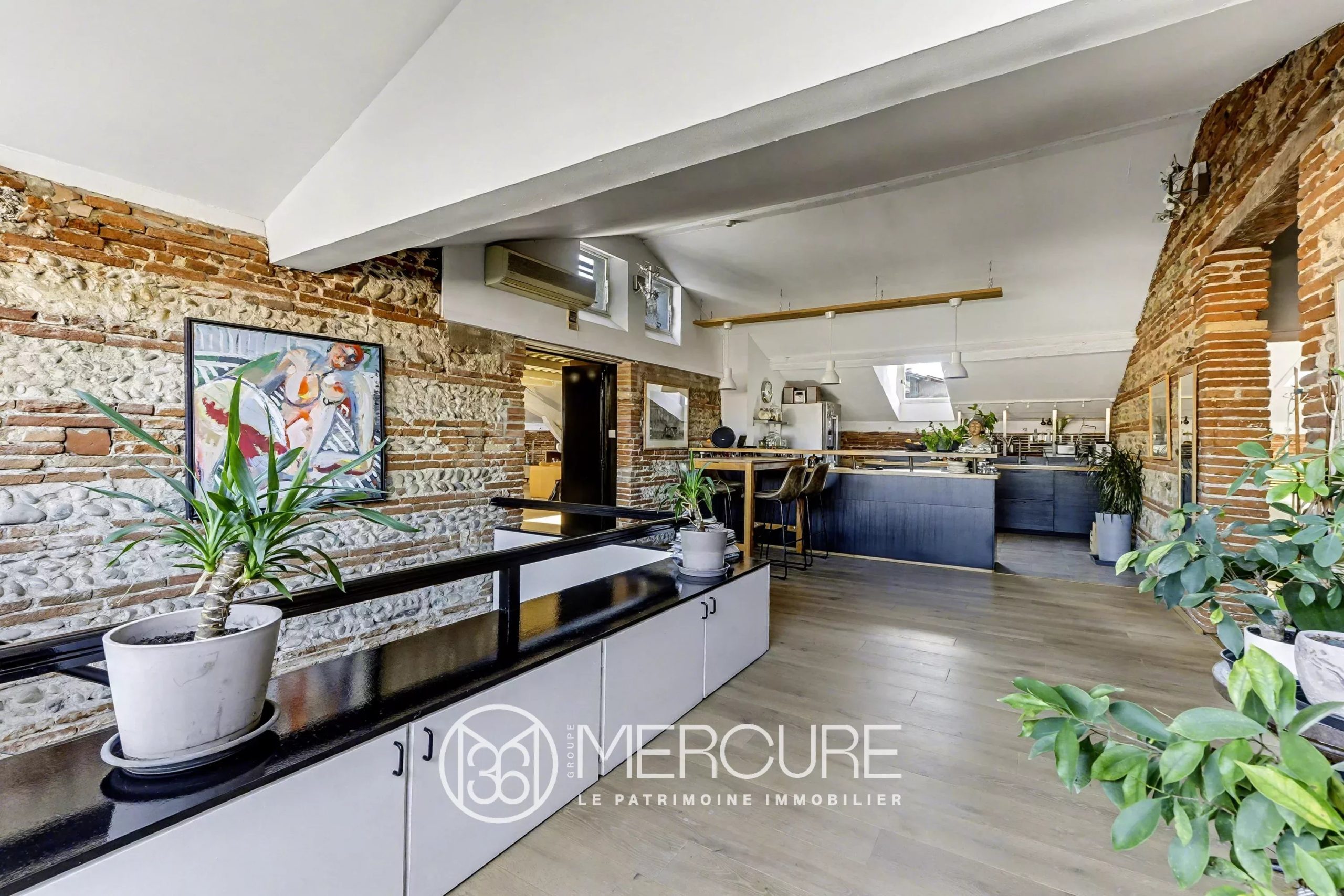 RARE DOWN TOWN: STUNNING APPARTMENT WITH ROOFTOP TERRACE – GARAGE - 9264TS