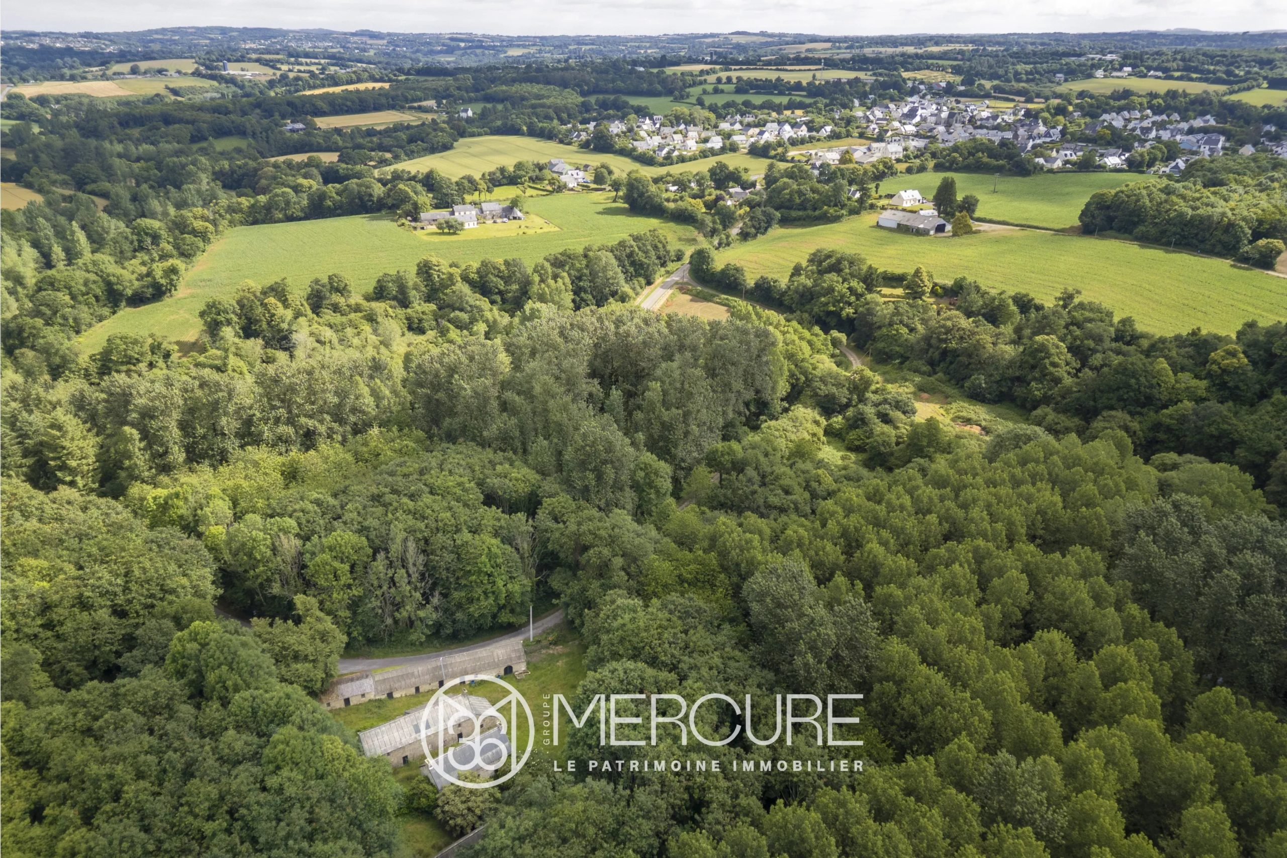 Près de Quimper, Belles longères anciennes en forêt - 21275BR