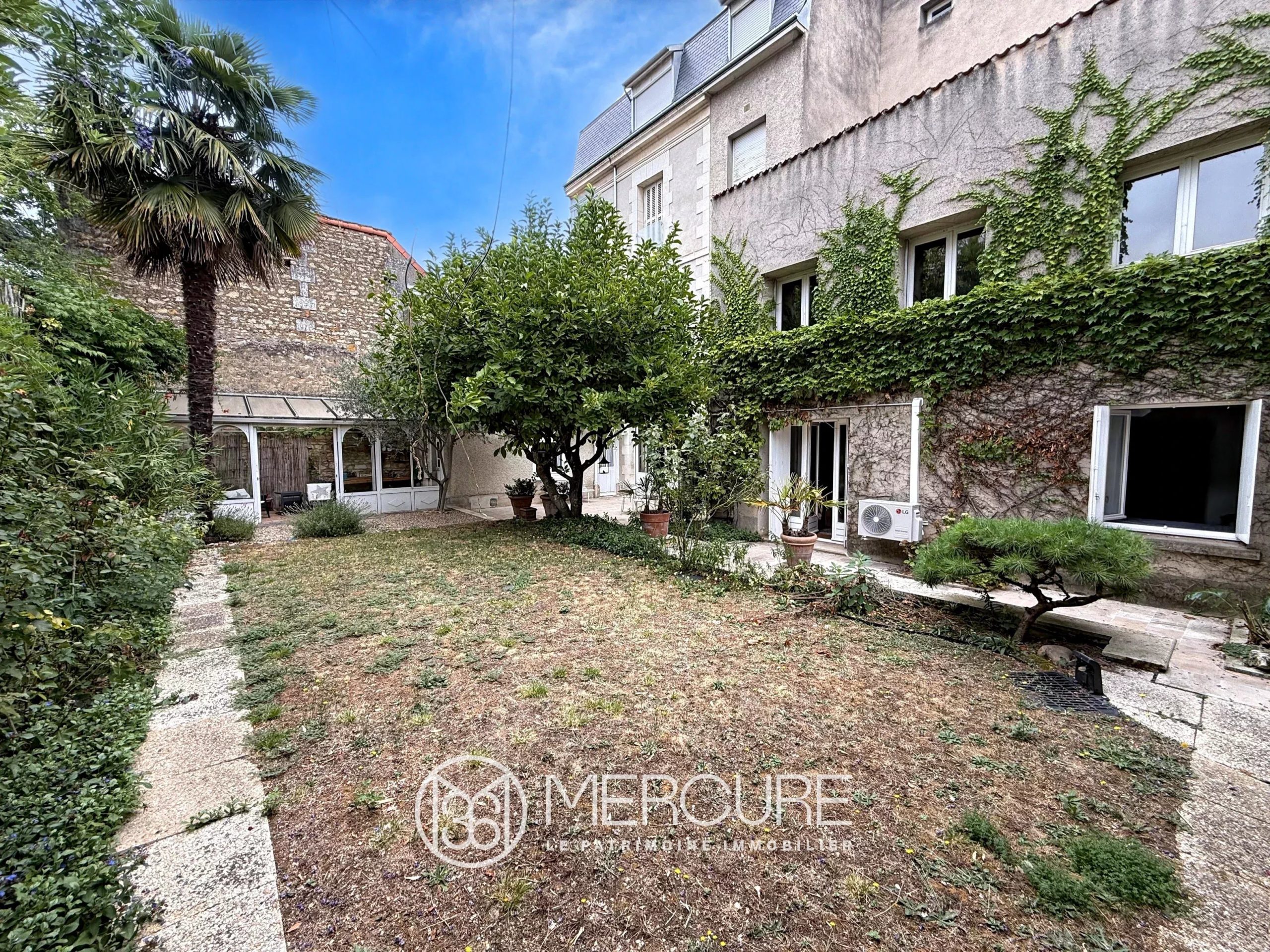 Maison de 253 m² avec JARDIN et GARAGES - 10471-1PO
