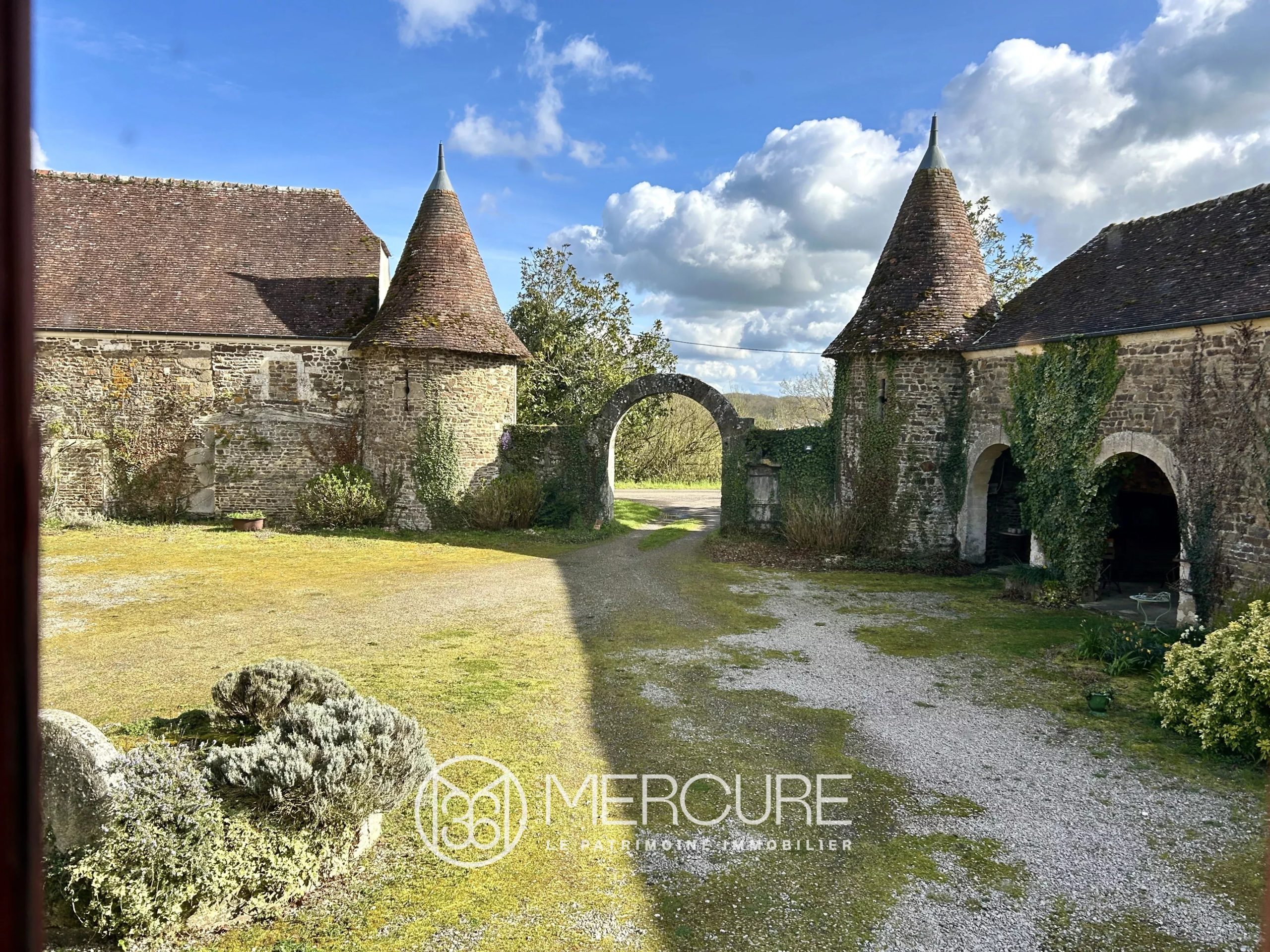FERME MANOIR RENOVEE  DANS UN REMARQUABLE  SITE INSCRIT - 21590NO