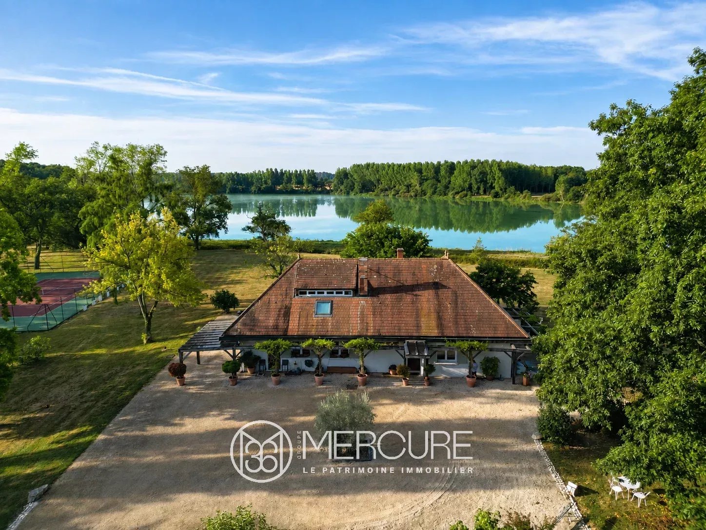 VILLARS-LES-DOMBES — RENOVATED ESTATE AT THE HEART OF 15 HECTARES - 5131LY