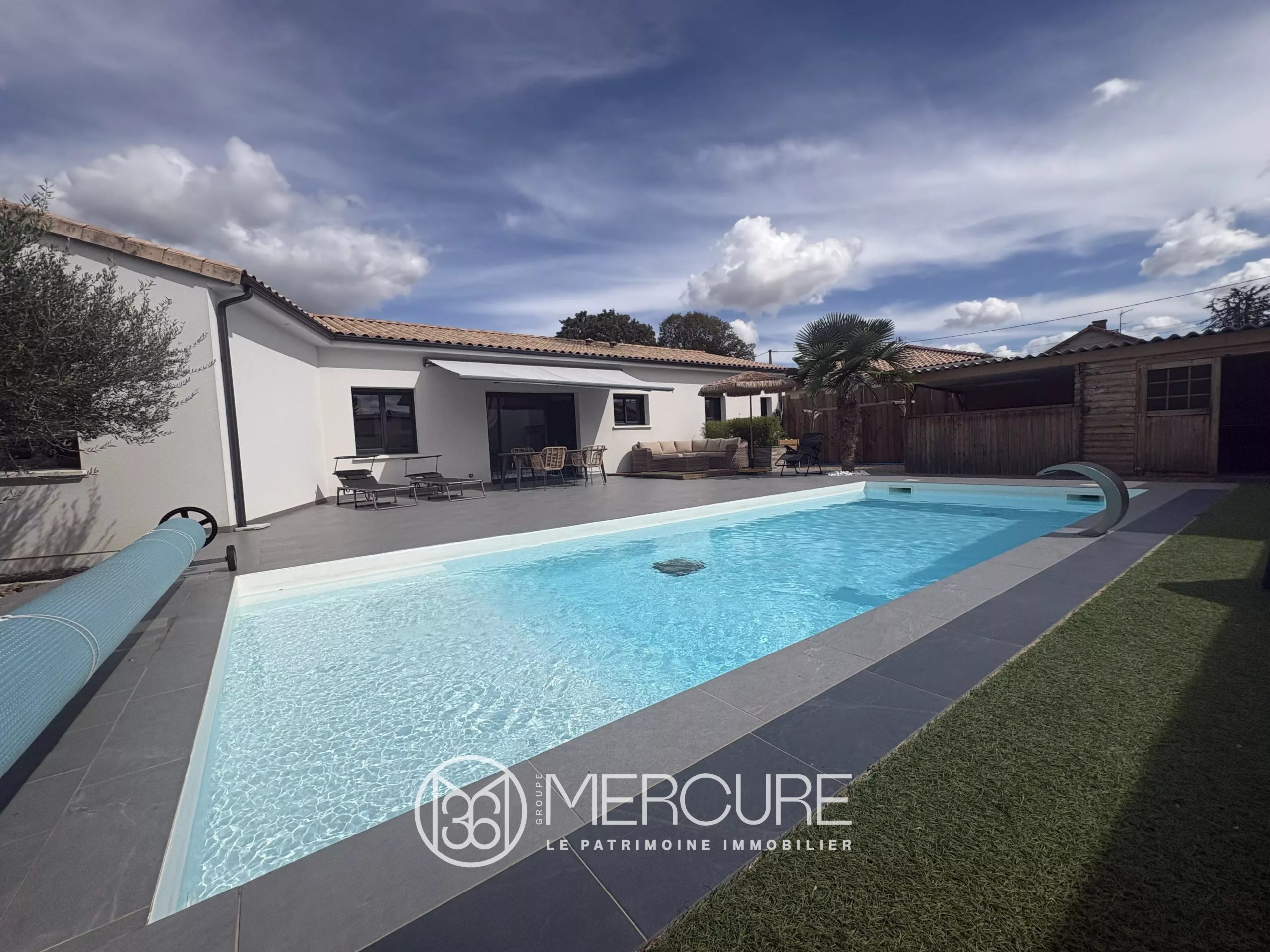 MAISON RECENTE DE PLAIN PIED AVEC PISCINE CHAUFFÉE - 10434po