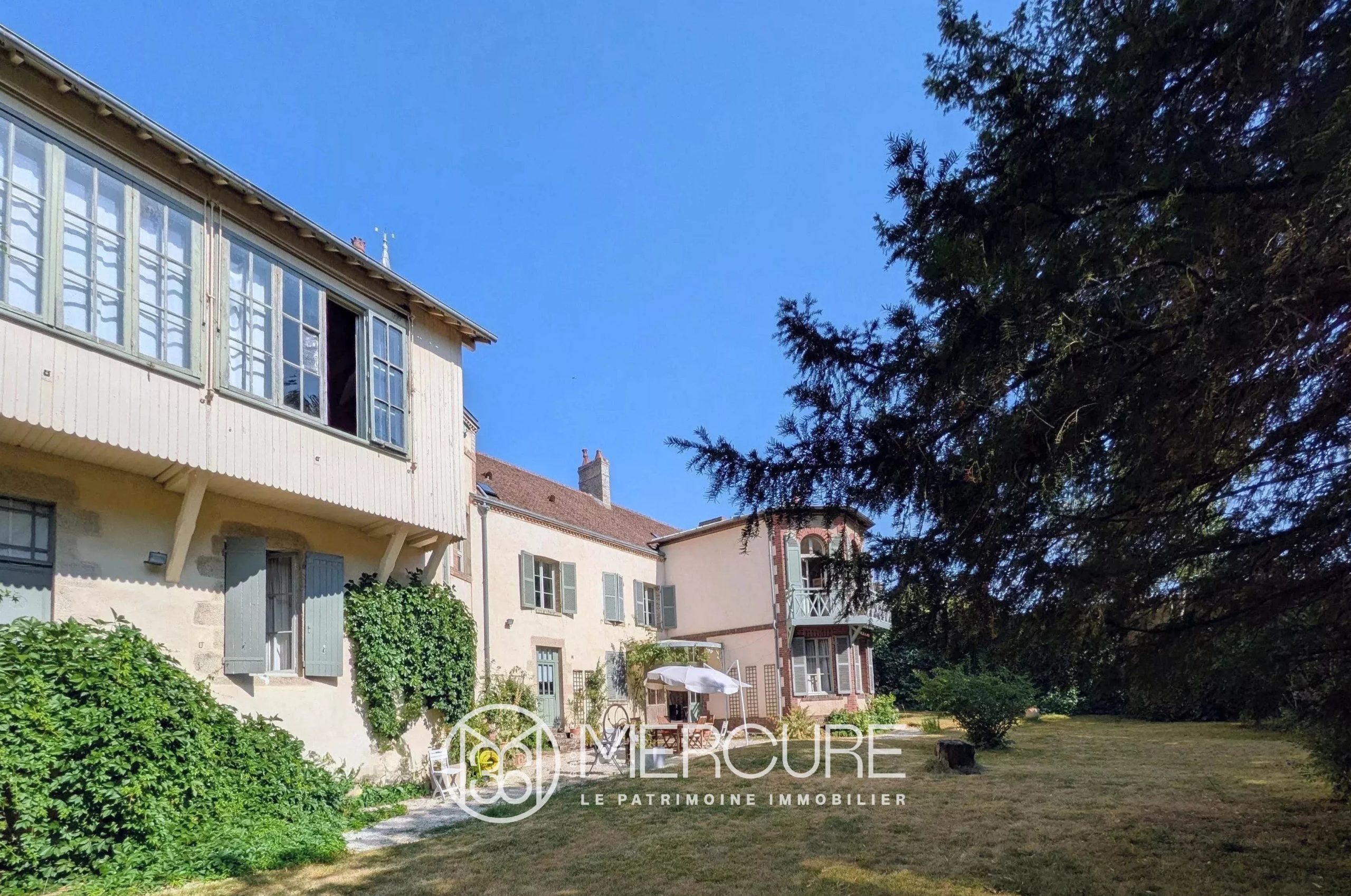 STUNNING VILLAGE HOUSE - 27709IDF