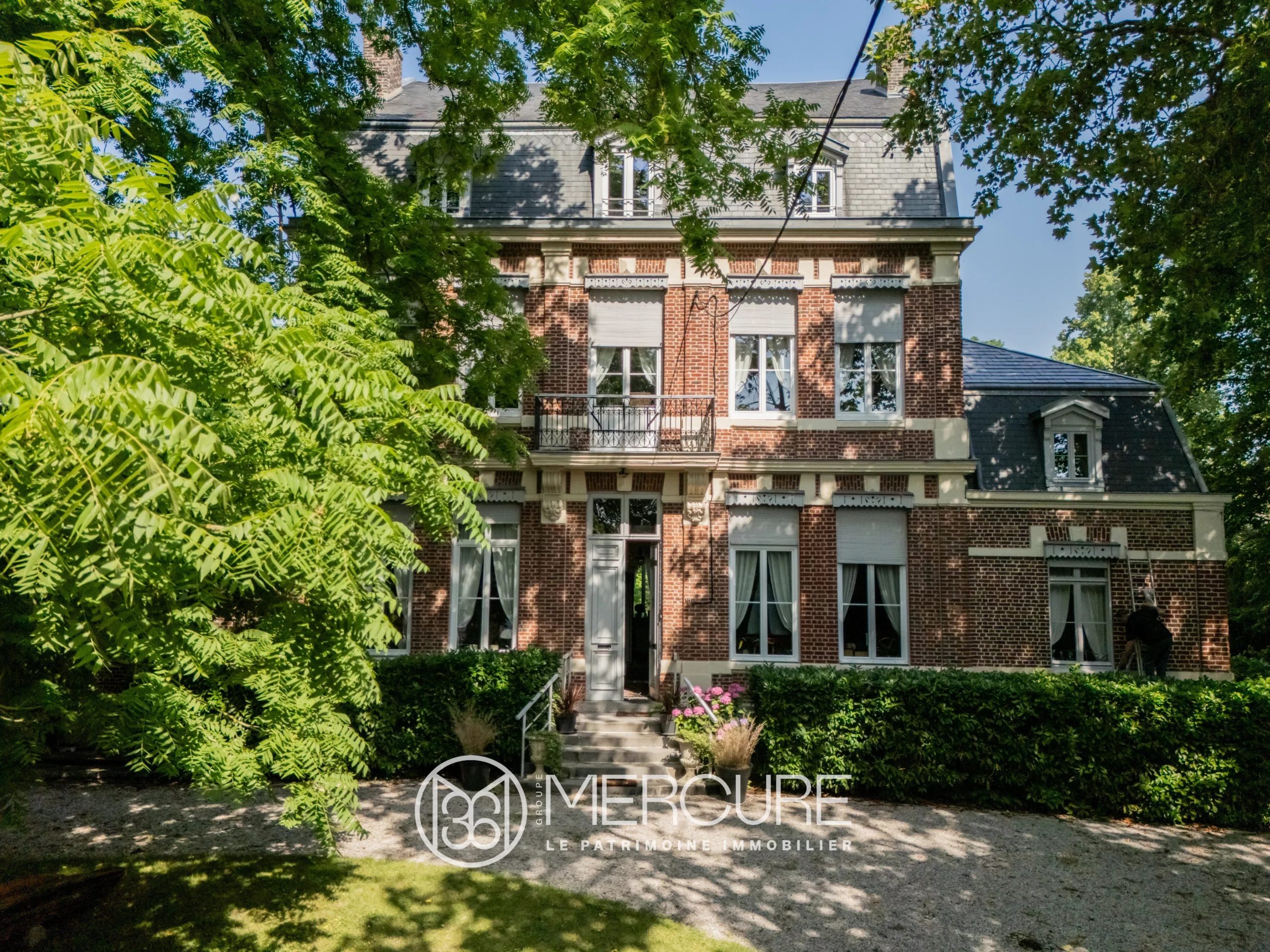 Manoir historique, maison- atelier loft et parc de 3 hectares - 21700NC