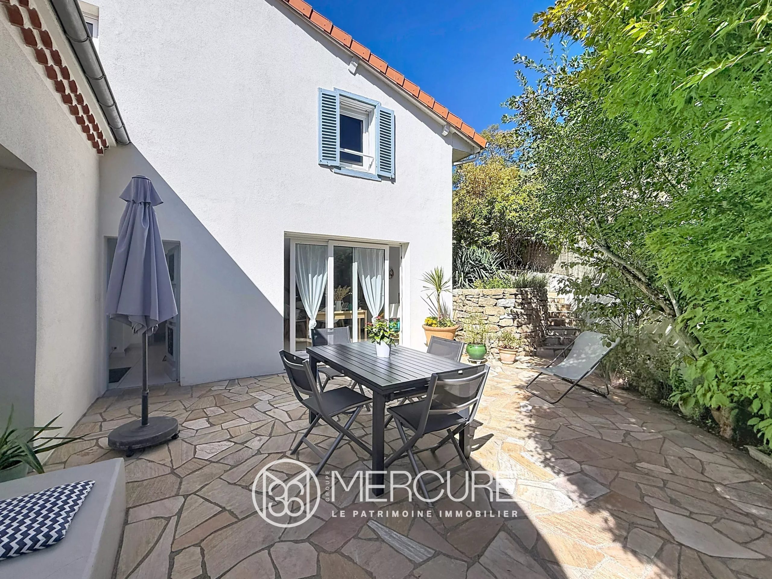 258 sq m | 4 bedrooms | Landscaped terrace | Garage | 12 minutes’ walk from Place Allard - 21769AU