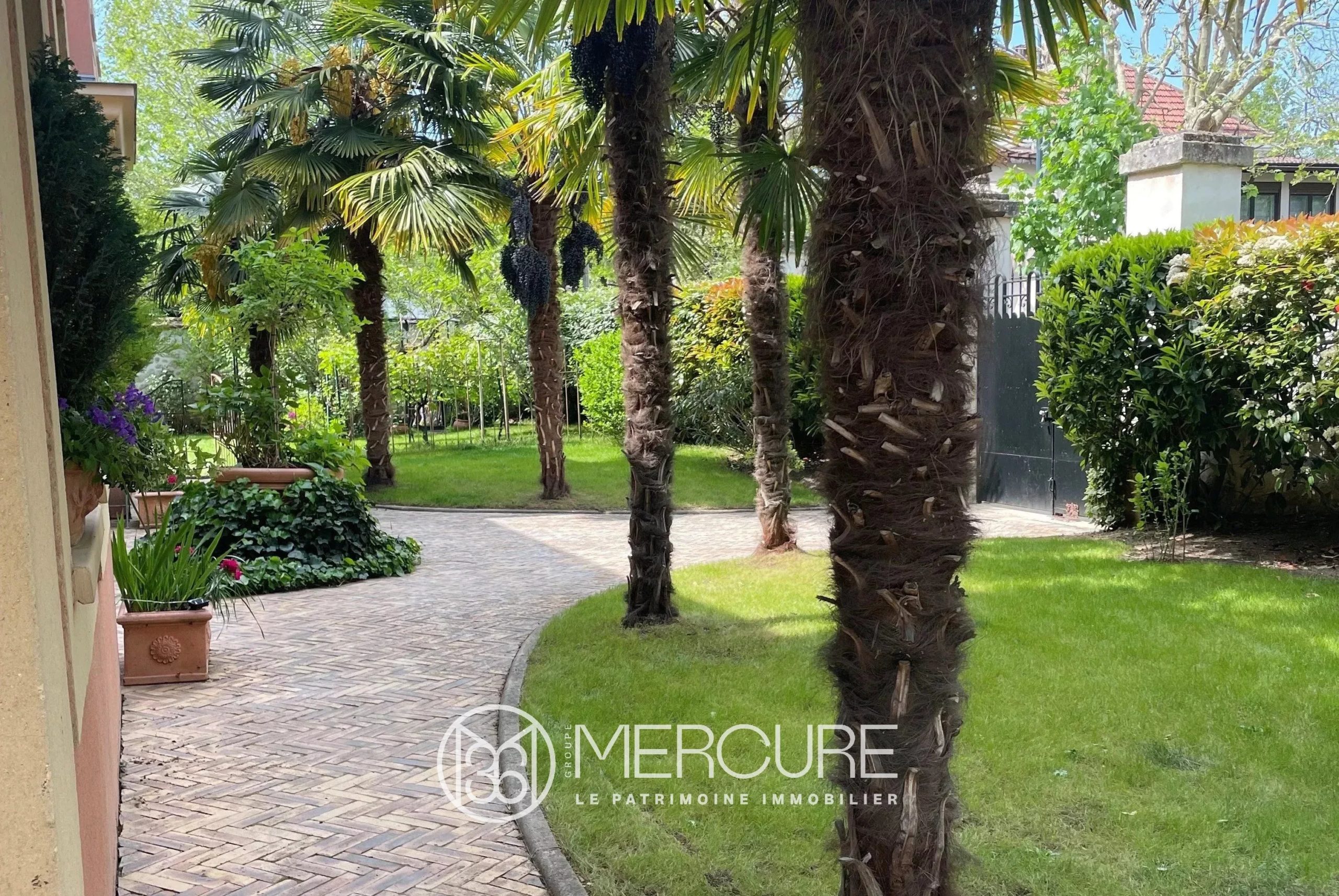MAGNIFICENT HOUSE - 21631IF