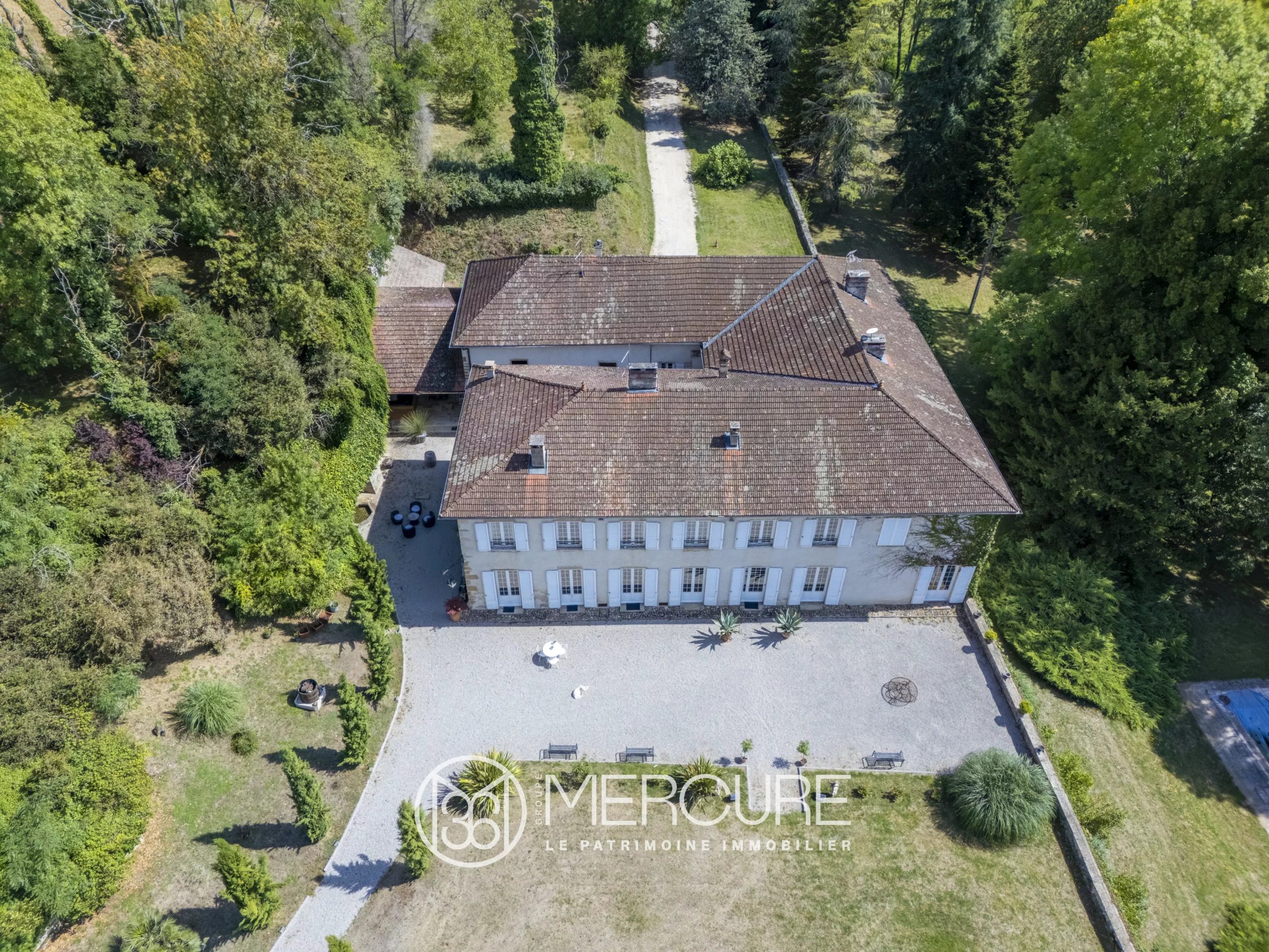ISERE – ENTRE GRENOBLE ET VALENCE – DEMEURE DU XVIII° s de 739 m² et ses dépendances SUR UN PARC DE 3 HA. - 4983LY