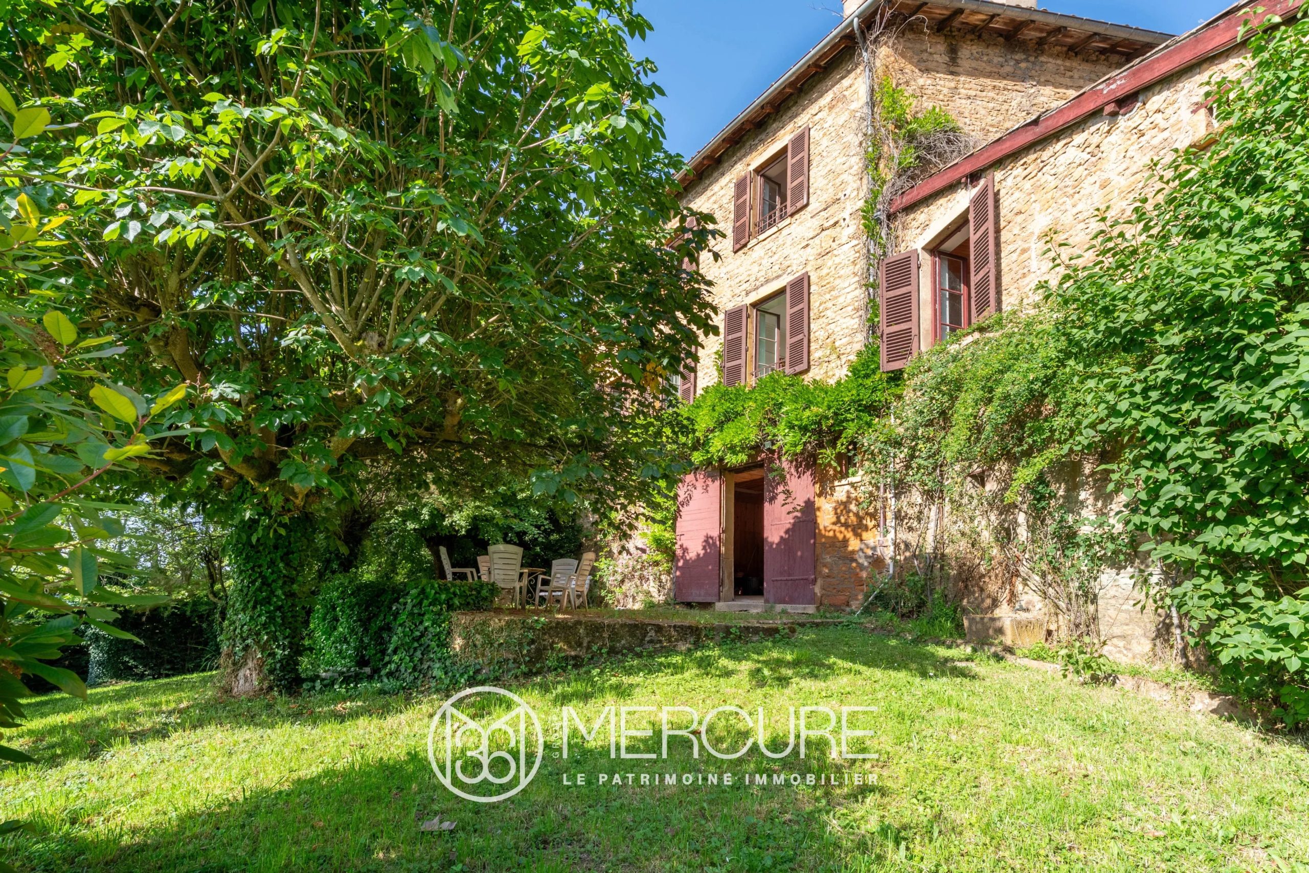 Golden stone residence to renovate, in the heart of Beaujolais — uninterrupted views - 5107LY