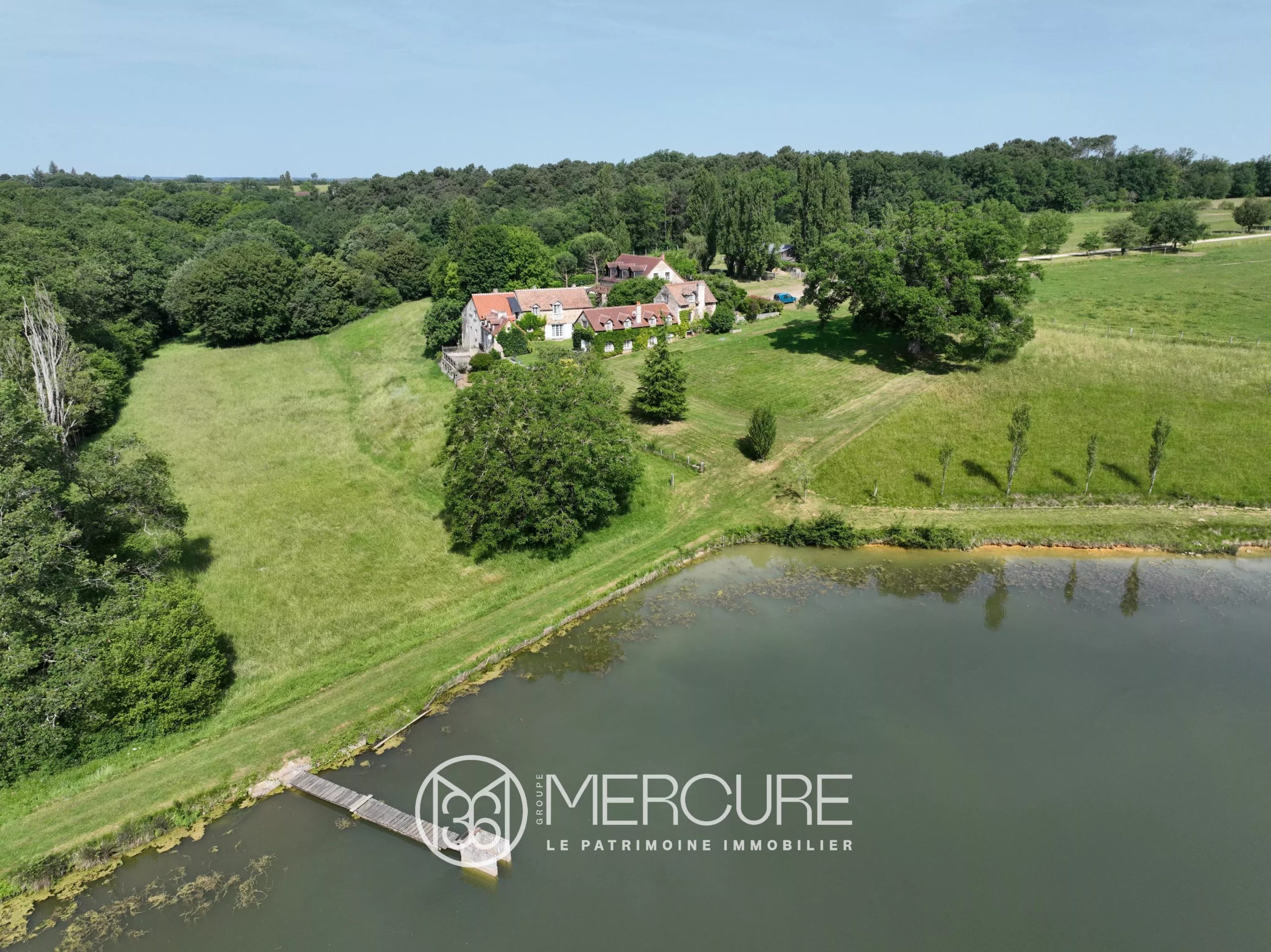 DOMAINE de 25,7 Ha avec 5 HABITATIONS et ETANG - 10438PO